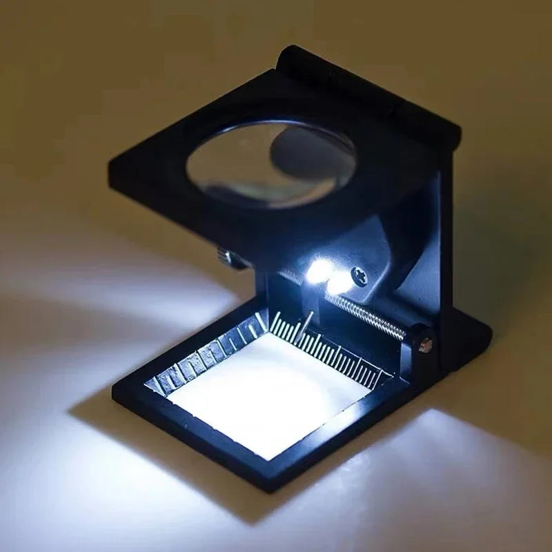 Loupe pliable Grossissement x10 avec échelle et LED - Étui